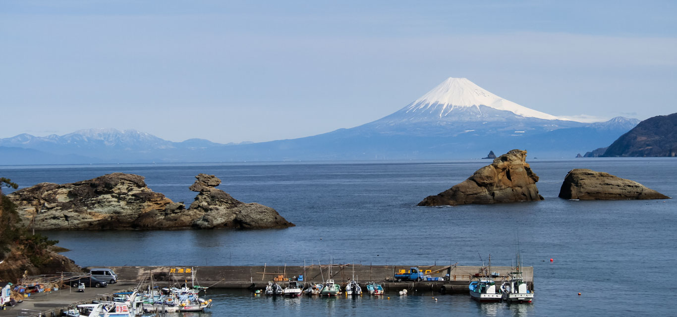 松崎町の海と富士山が臨む景色